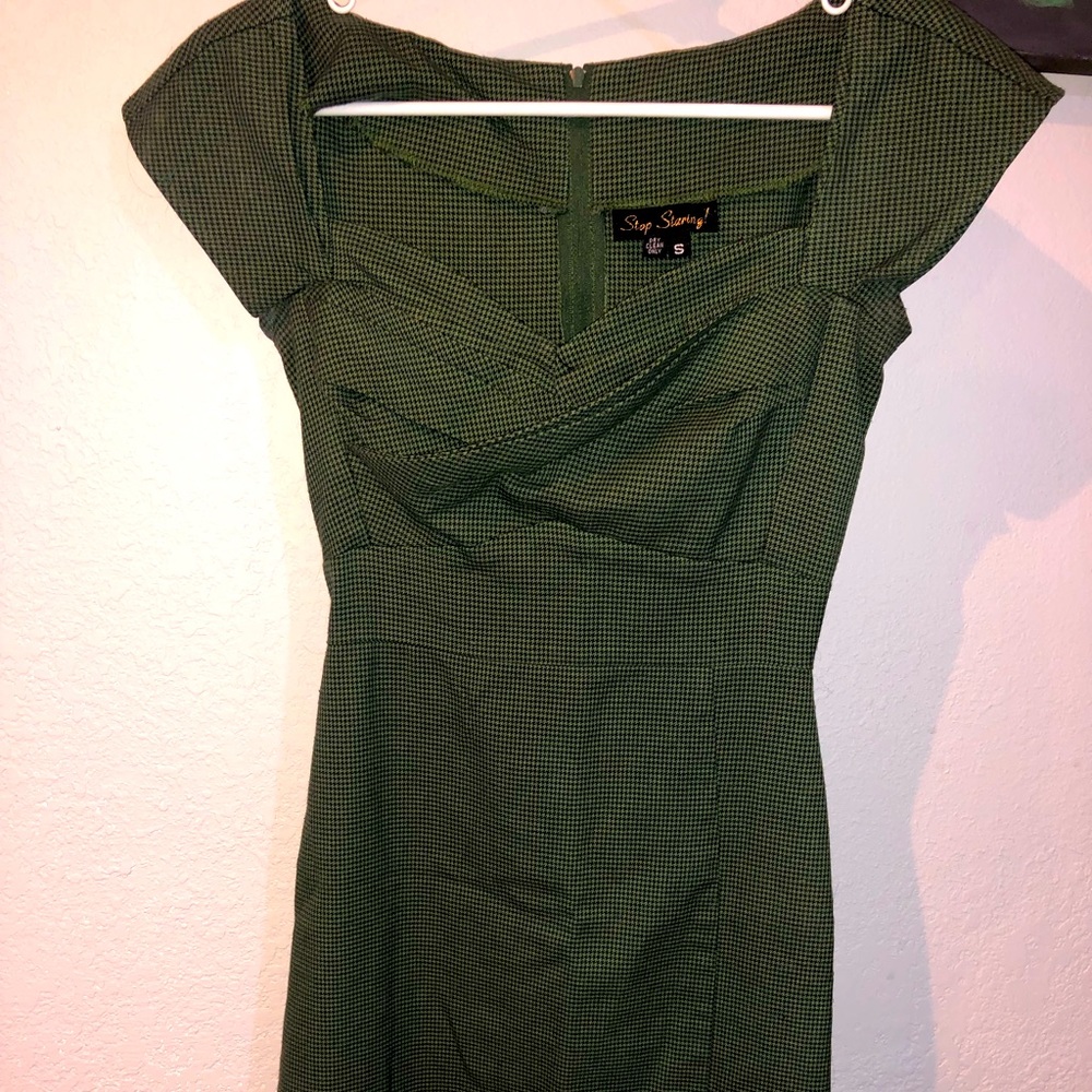 Green pin-up, pencil dress with slit💚